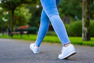 How To Lose Weight With Walking (6 Helpful Guidelines)